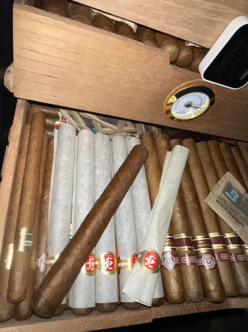 Quarter box of aged fonsecas from FOH just arrived. by Swimming-Seaweed-765