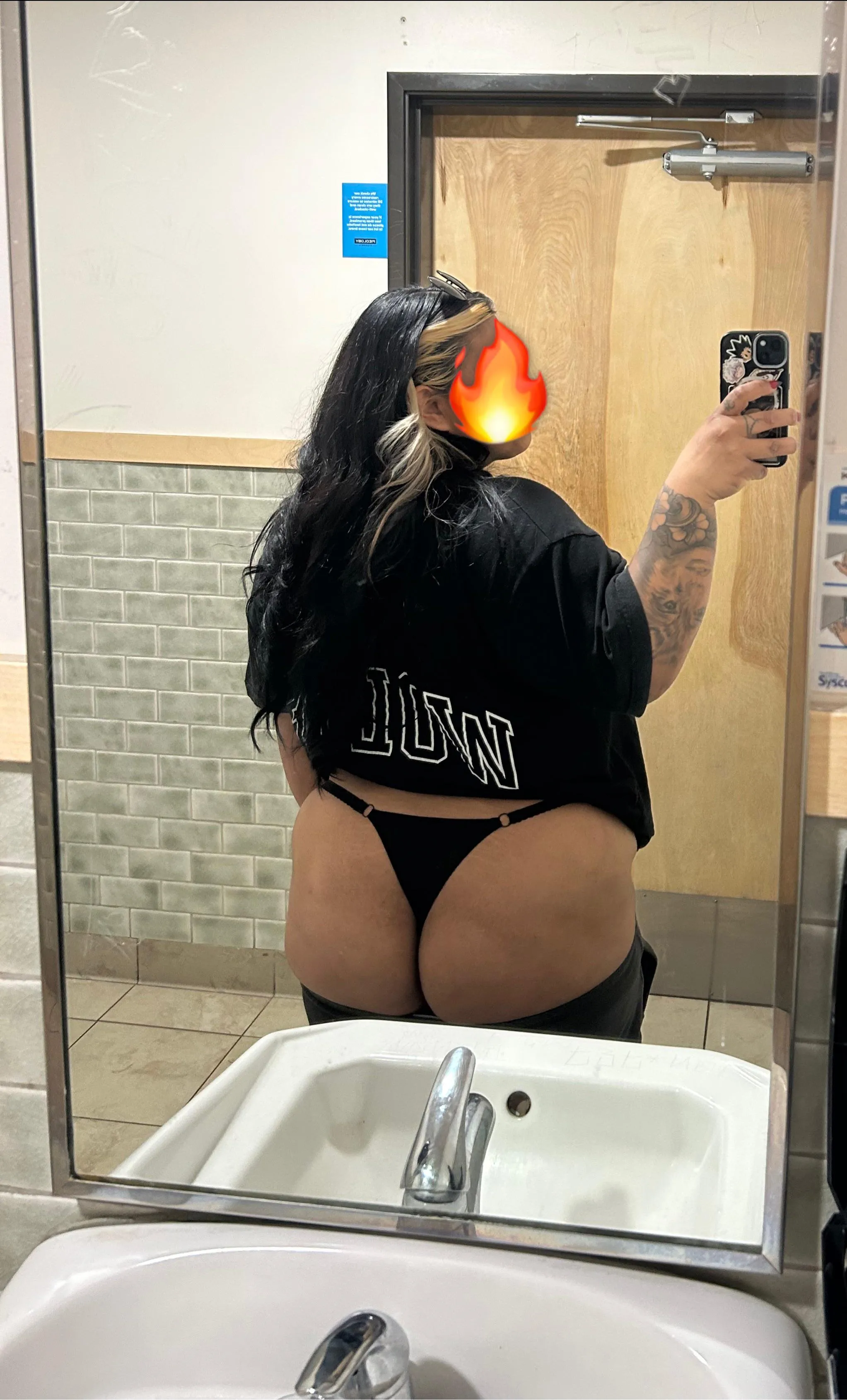 Bathroom selfies while waiting for my 🍕 @ pieology posted by nalgonafromsfv93