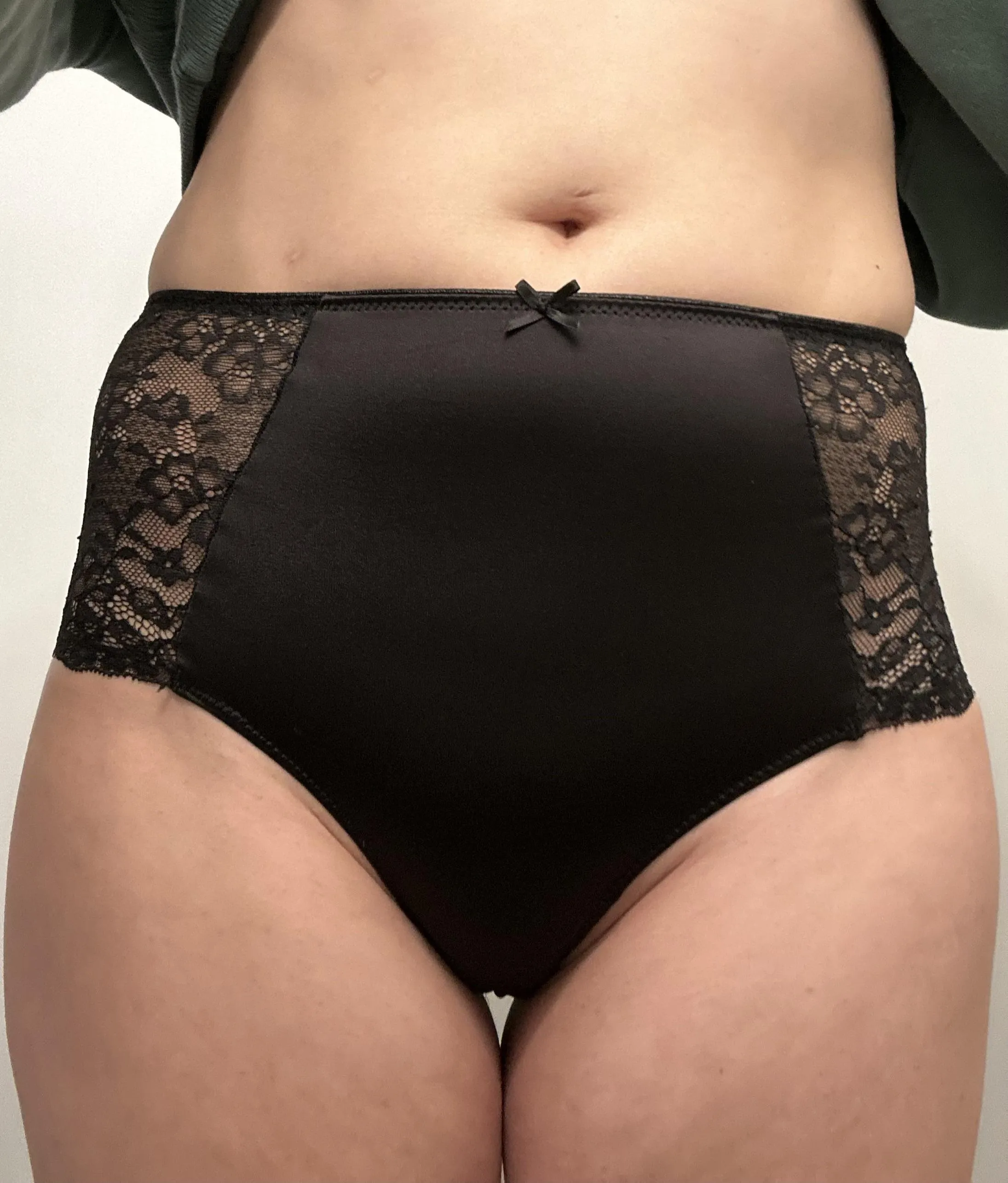 I love the retro style of this black satin and lace high-waist fullback! posted by Bizoubizou925