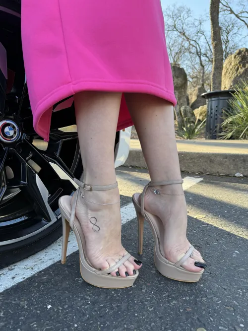 Legs, heels and wheels 😍 by missheels07