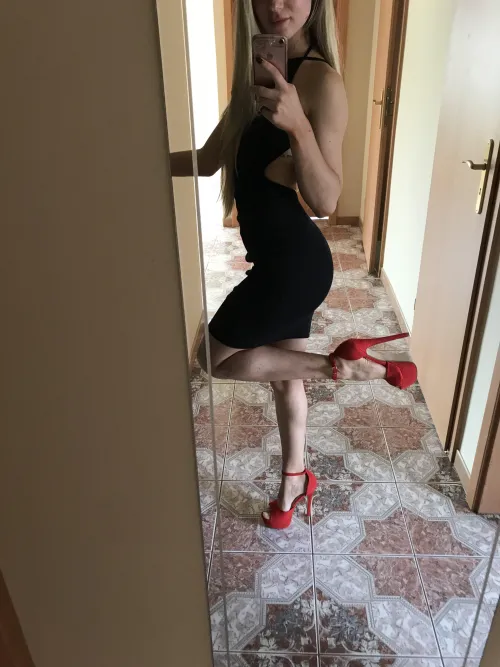 No problem for my red heels to seduce you by Adventure-girlyy