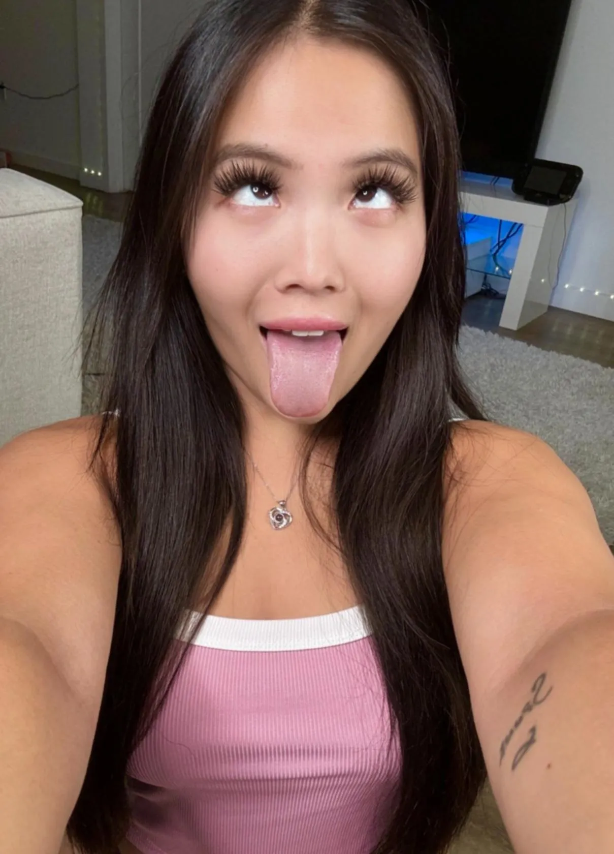 Would a girl like me deserve a taste of your warm creamy load? posted by Legend017