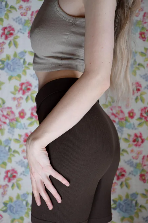 A crop top and yoga shorts, that’s a match made in heaven! [F] by buonbella