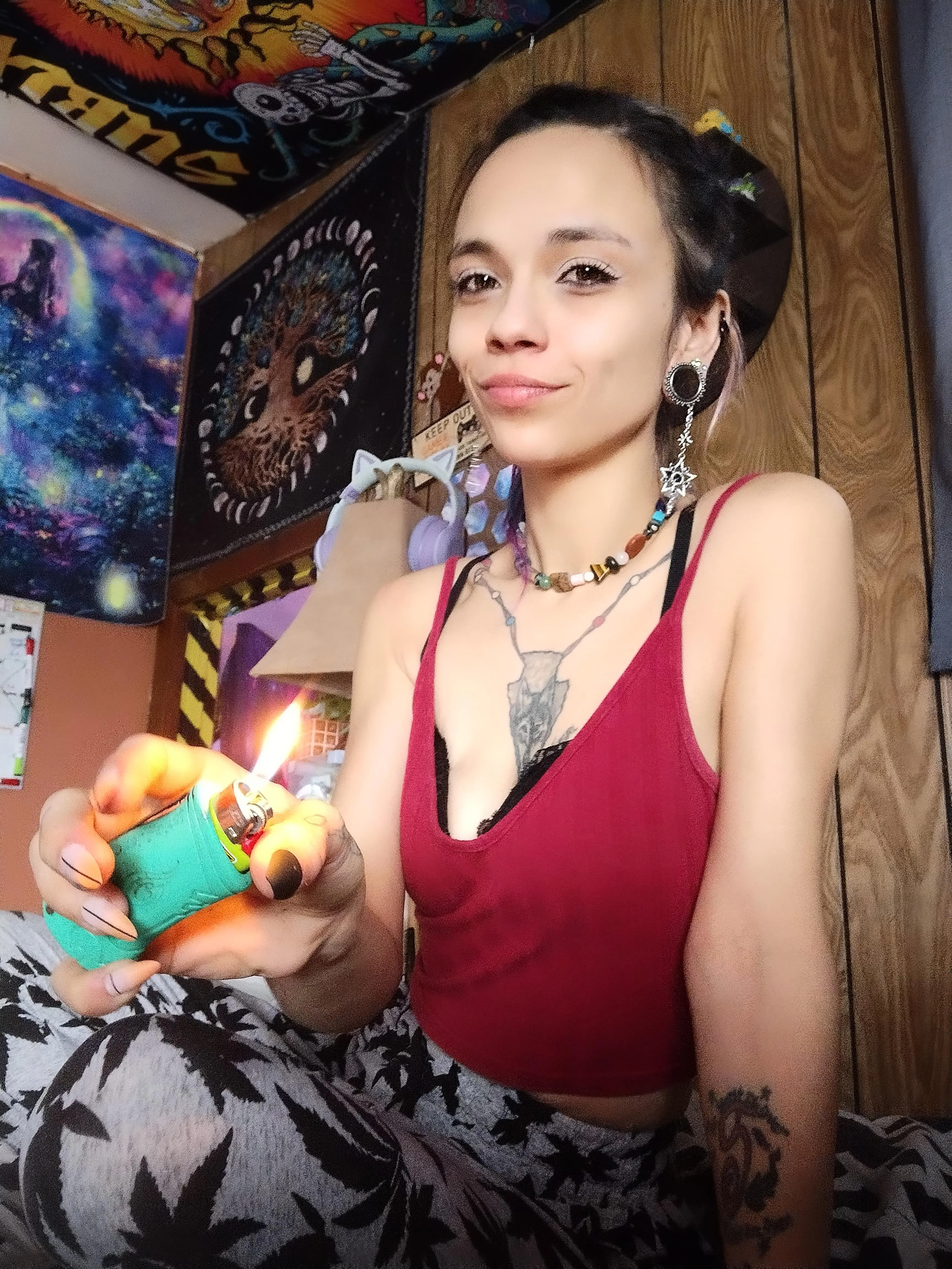 🥹Auntie Wants To Smoke posted by Savage_Siren