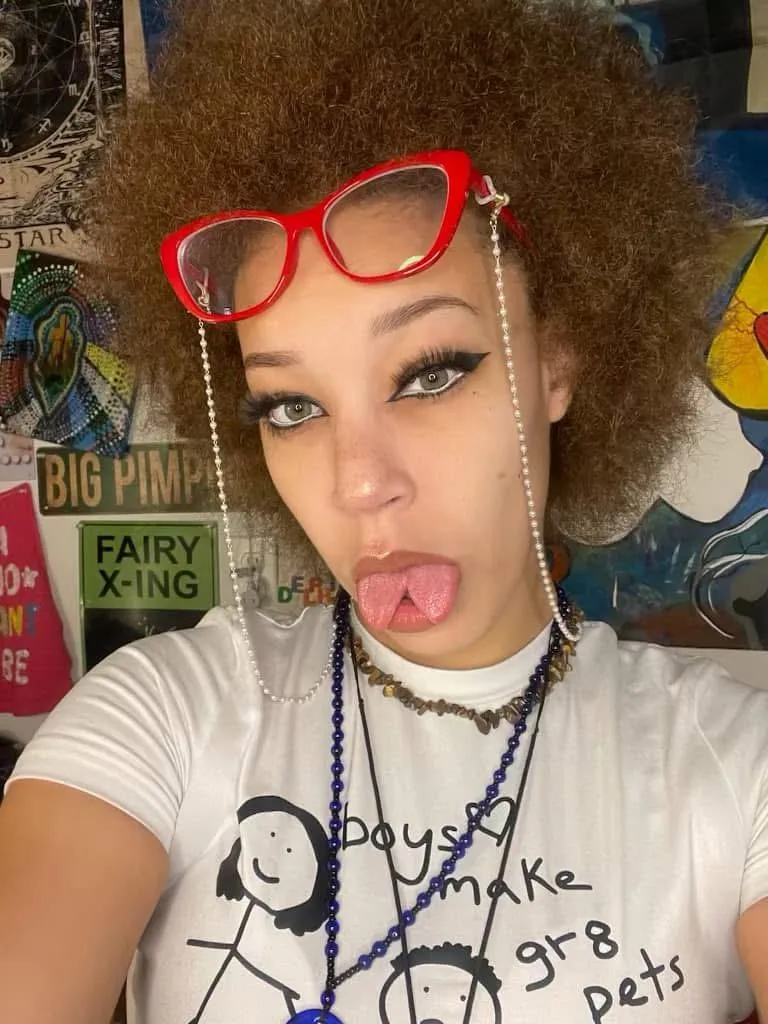 I only have 1 desire and that's you posted by delphiraexo