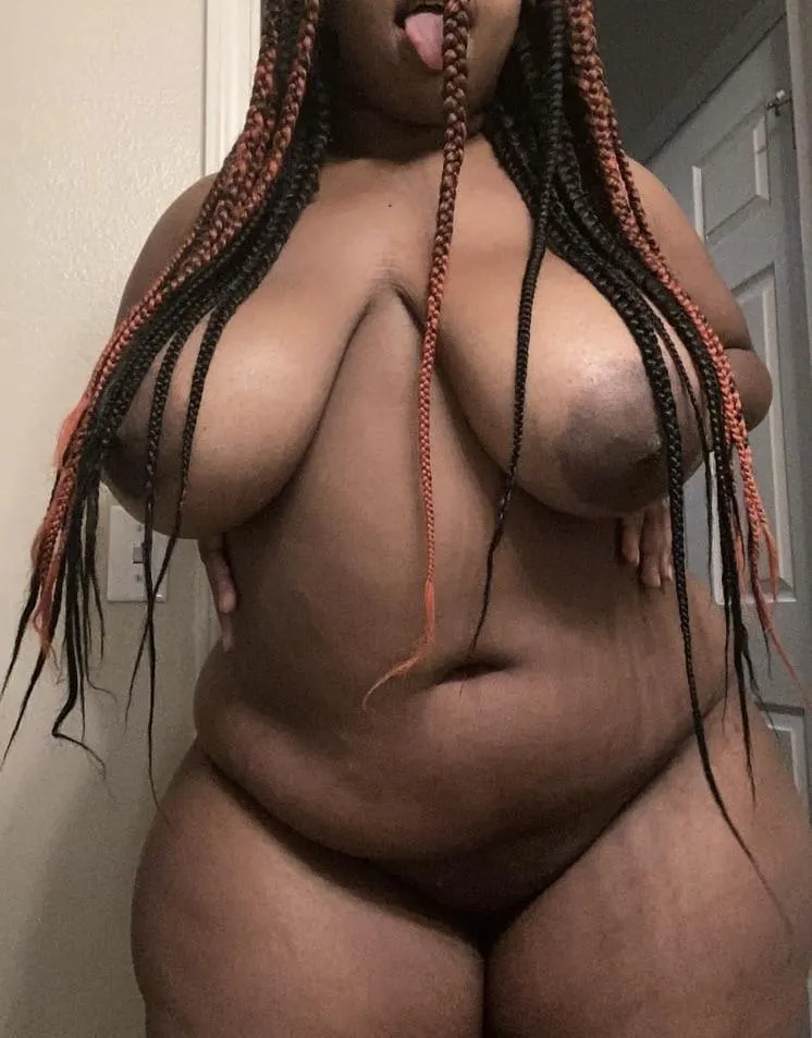 22F , 212 lbs , 5”0 posted by Mochamilkerz