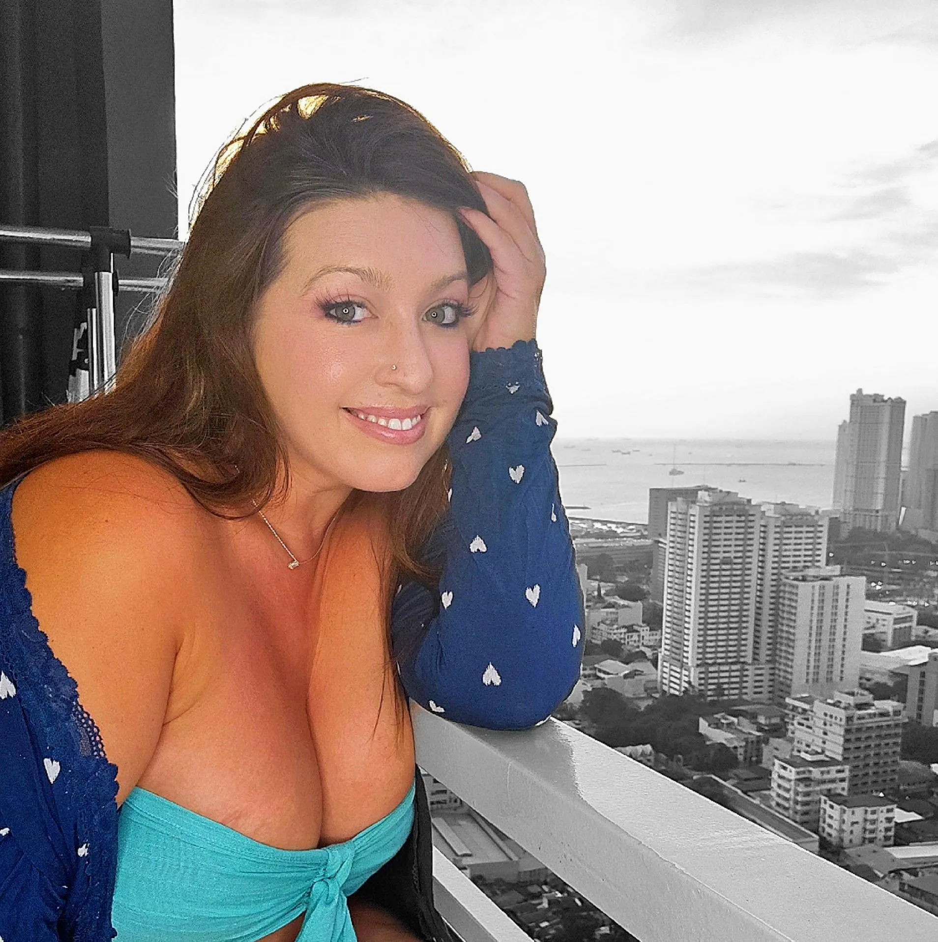 The best kind of distraction comes with curves posted by Babylittlelo