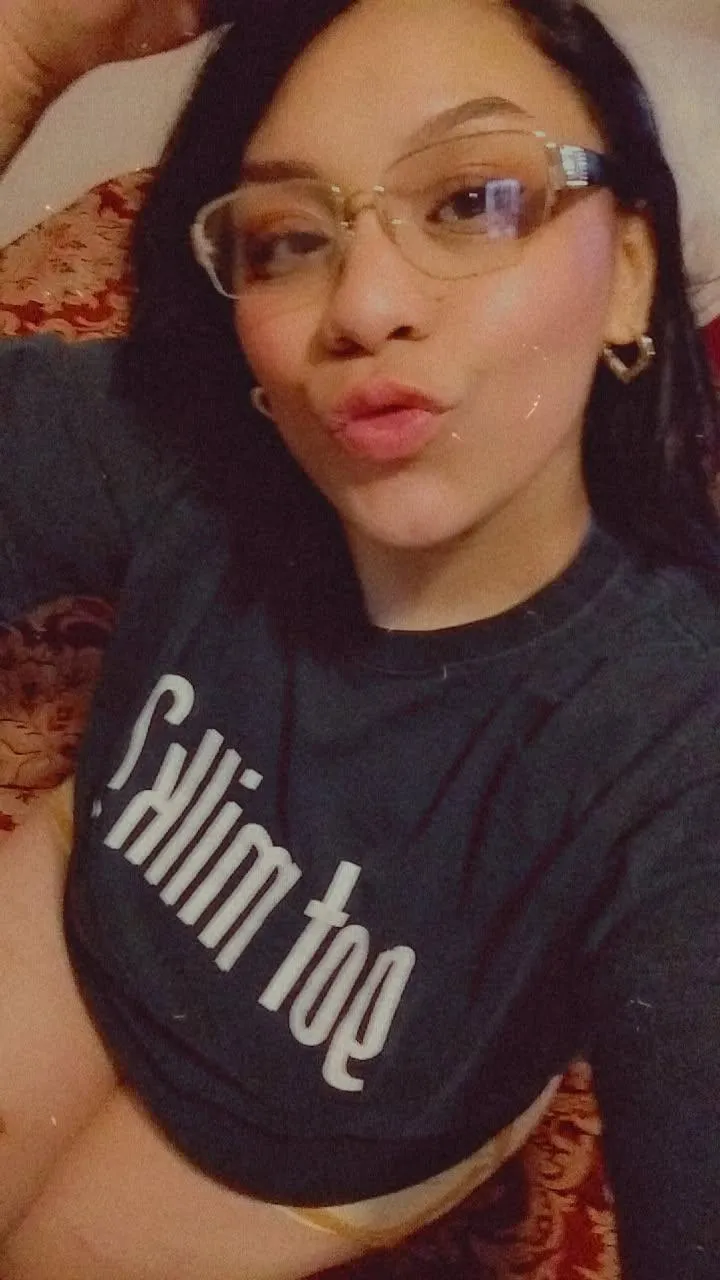 Looking to hang sith someone and smoke lmk if you can slide thru 😘 posted by Amy_moonlight