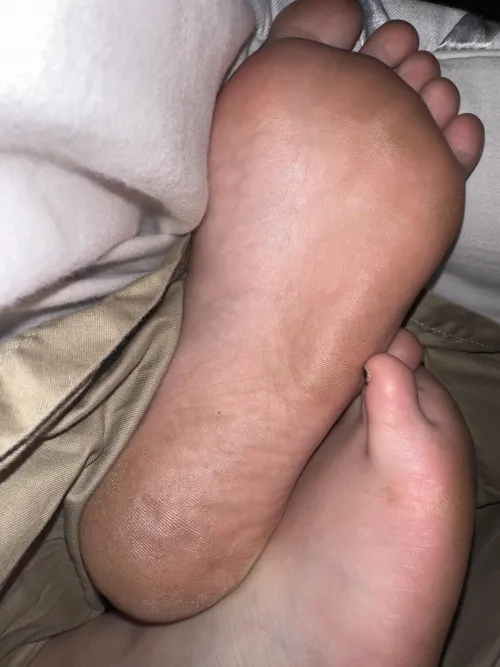 Would you let my dirty feet get in your bed? by xAchilles_Heelx
