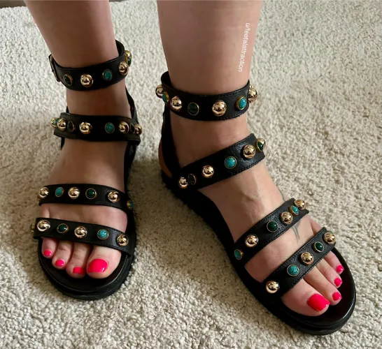 Love the looks the wife’s feet get in these! by feetalattraction