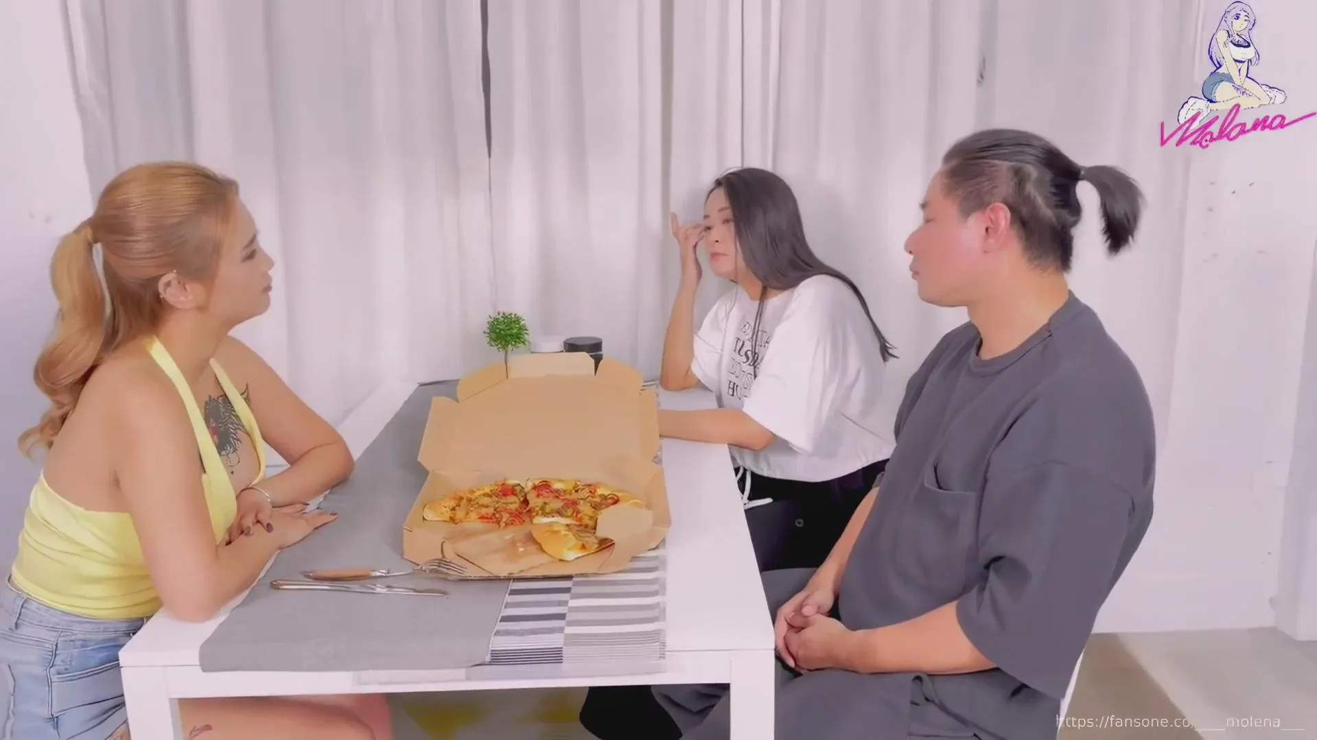 Who is this lady in white? her voice is low and sexy, in this video only 孟若羽 (in yellow) had sex, but i am more interested in the lady in white. anyone know her name ? posted by couple9091