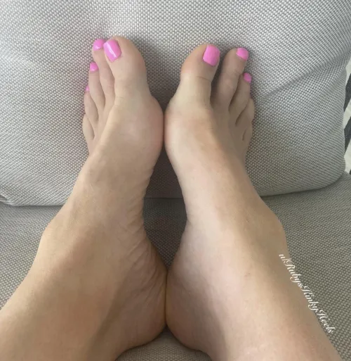 A fresh pedicure always makes me feel good by RubysKinkyHeels