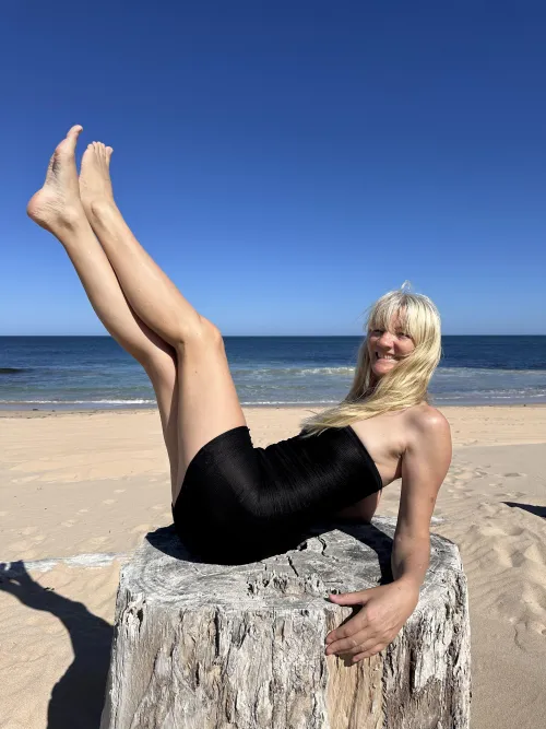 Suns out, legs are out by S3xySarah