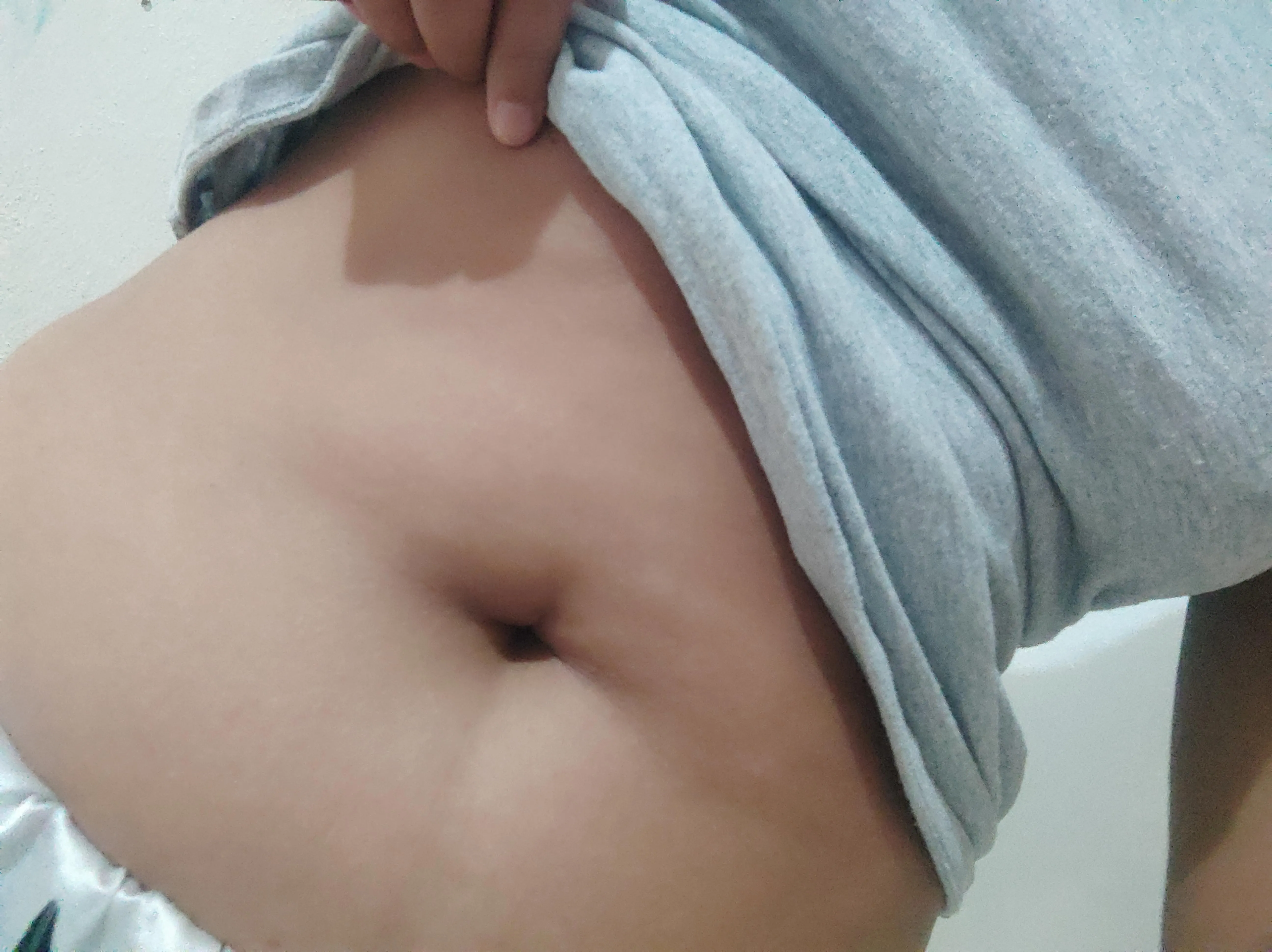 When a simple belly button can be so tempting… posted by ositabonita94