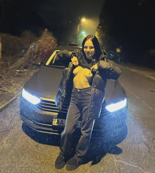 There are four headlights in the photo by Gabriellaqery