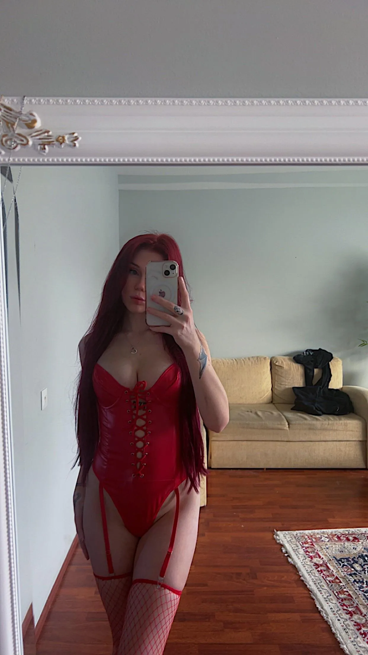 Anna mulle kyytiä tätä peiliä vasten muru 😘 posted by sarasocso