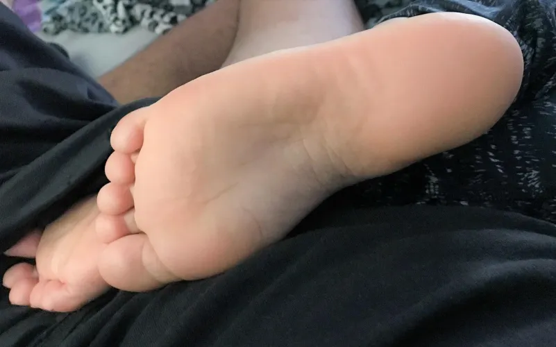 Anyone into small feet? by sexylatinawifee0