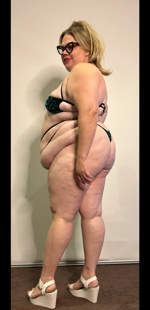 Squeezed in to something nice by onlyjaynefan