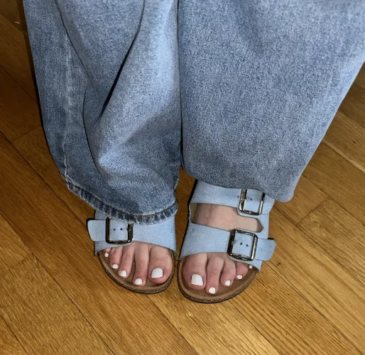 How do my feet look like today ? by lexigonewildd