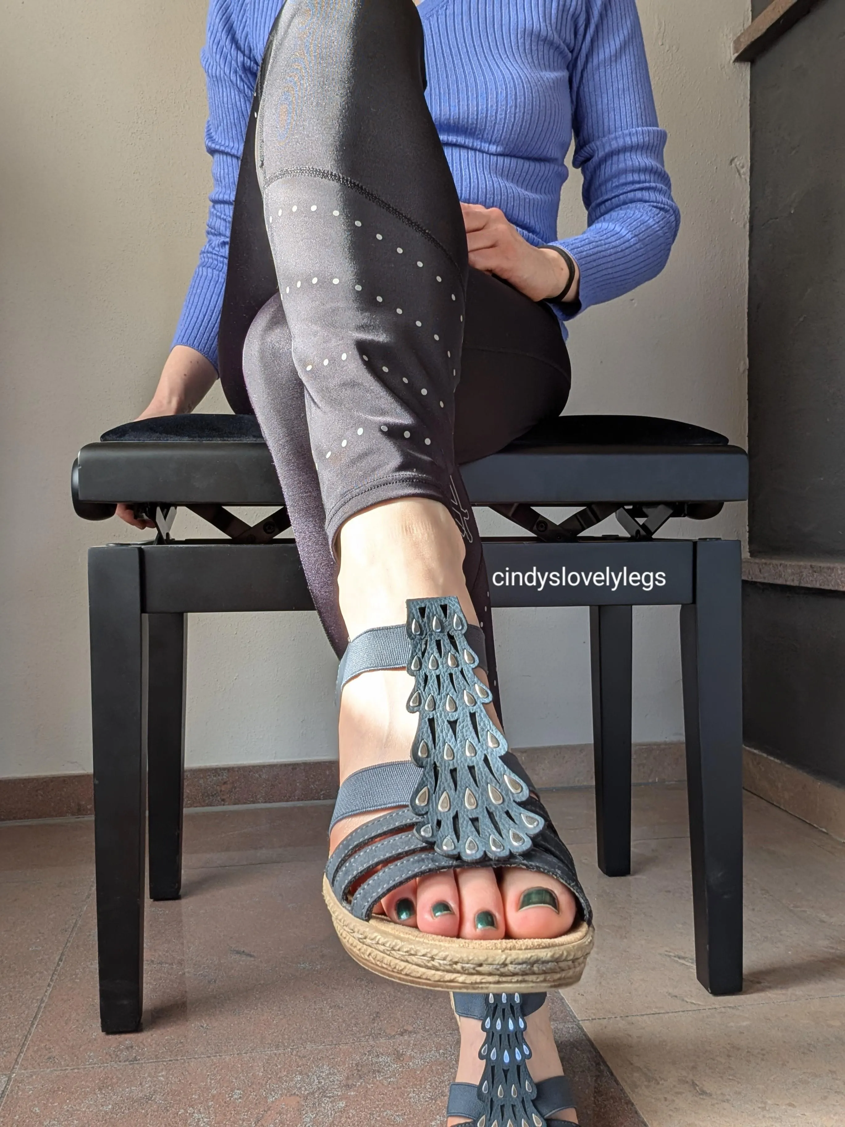 Who'd like to worship my feet? posted by cindyslovelylegs