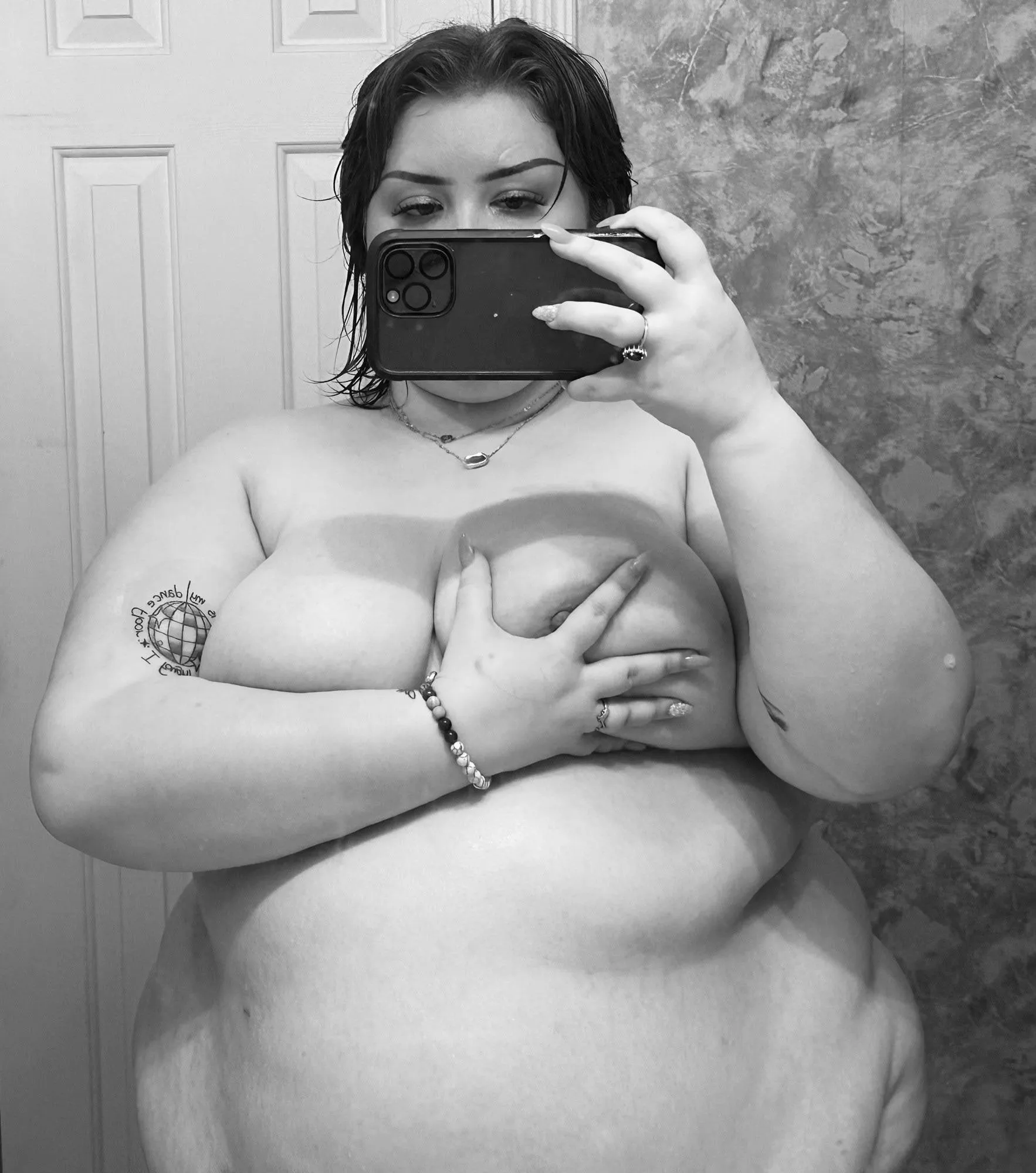 comment if you wanna play with my tits and belly 🥰🥰 posted by thebelladonna69