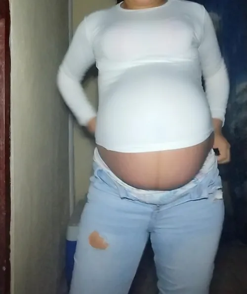 I'm too big, my clothes don't fit me anymore... My pregnant belly is huge. by akmv1312