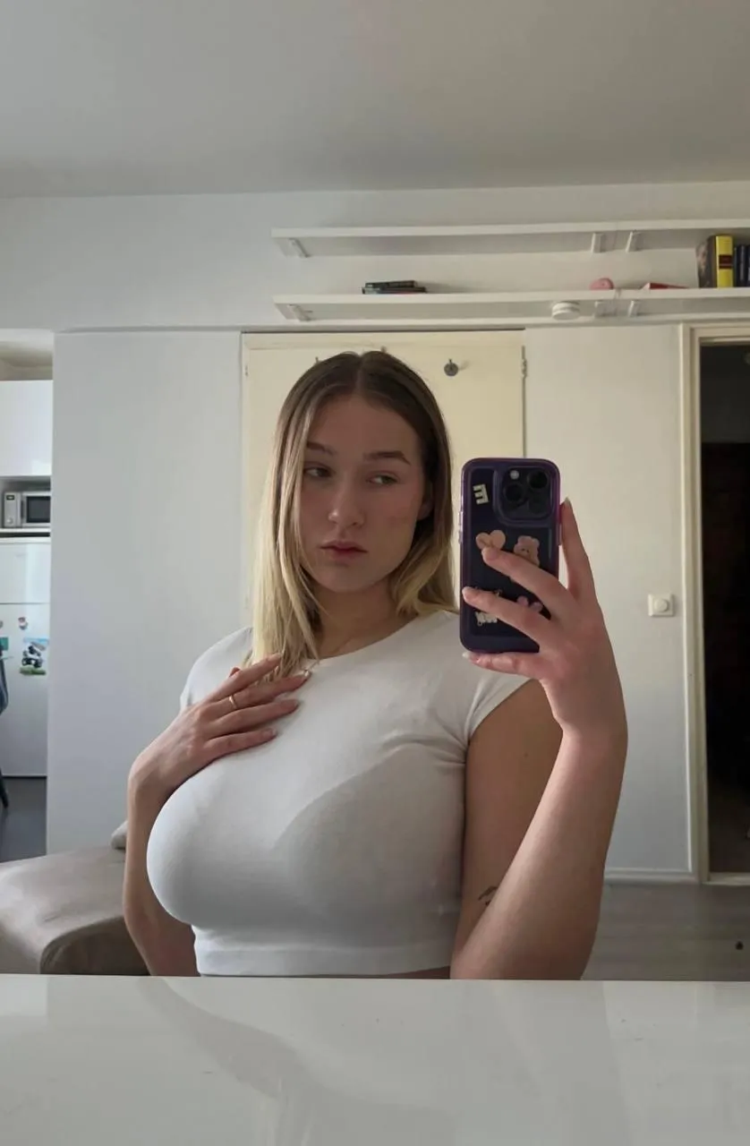 Peaking posted by FlashyIllustrator738