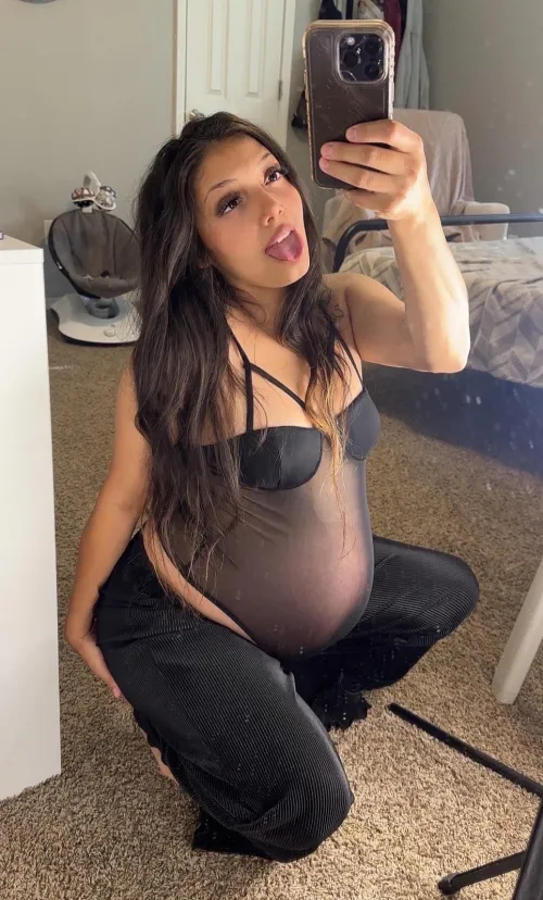 35 weeks…do you think I’m still fuckable? by DatChickenHead