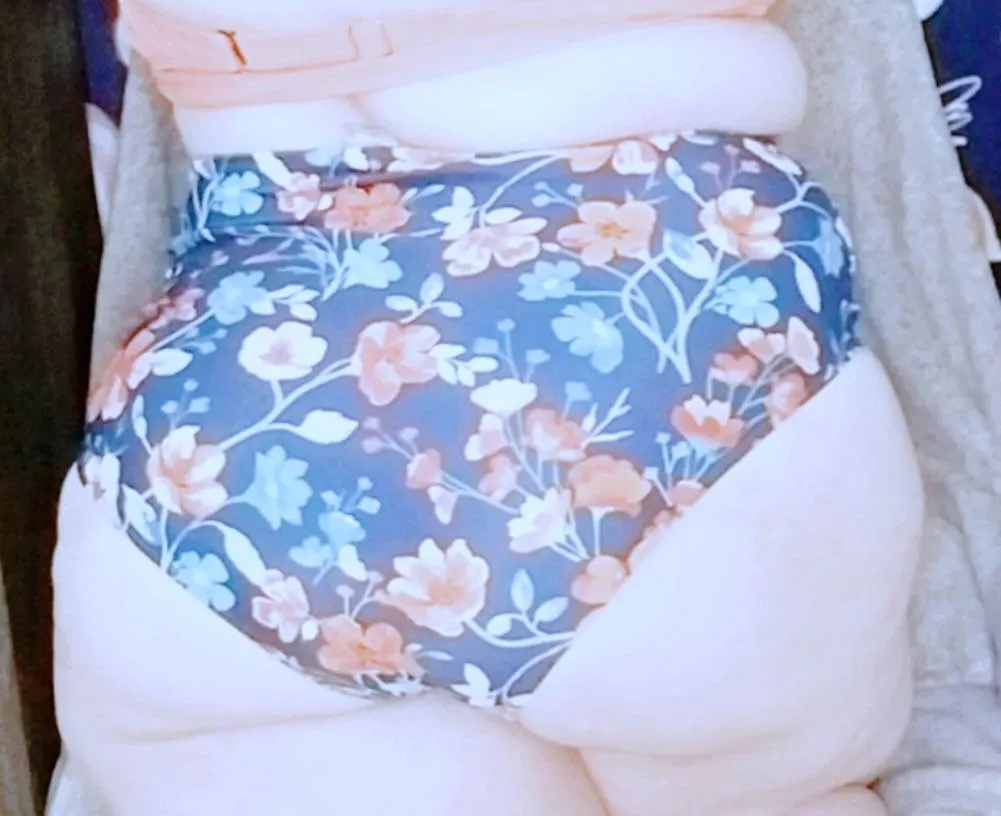 Big floral panties posted by Bratty_Phoenix