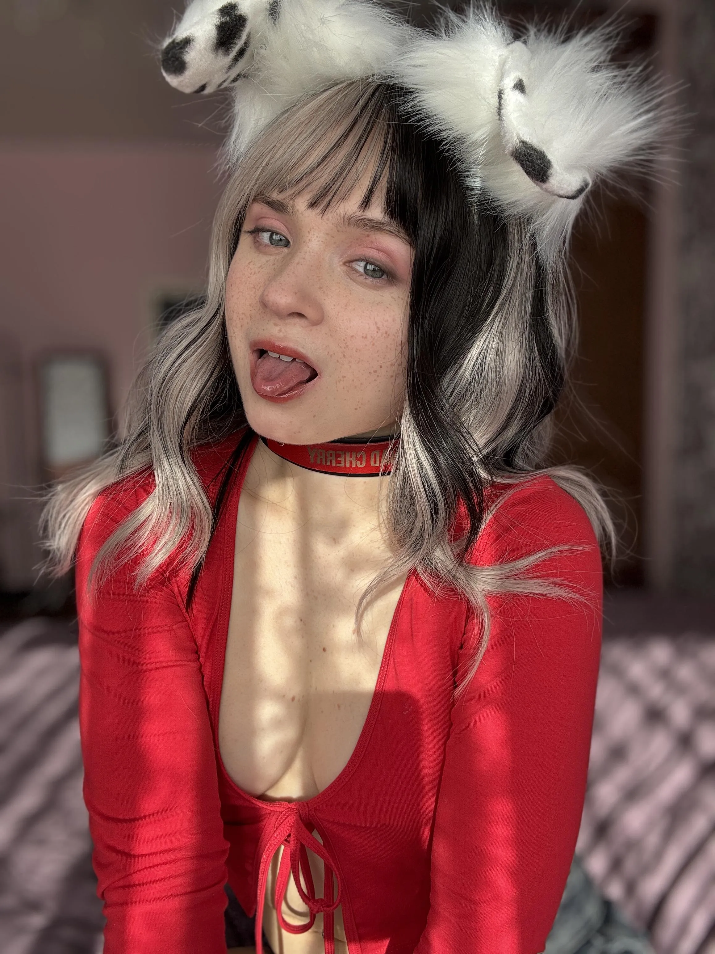 I really really like this red top...And despite the deep cleavage, it's comfortable posted by TatyanaVikernes