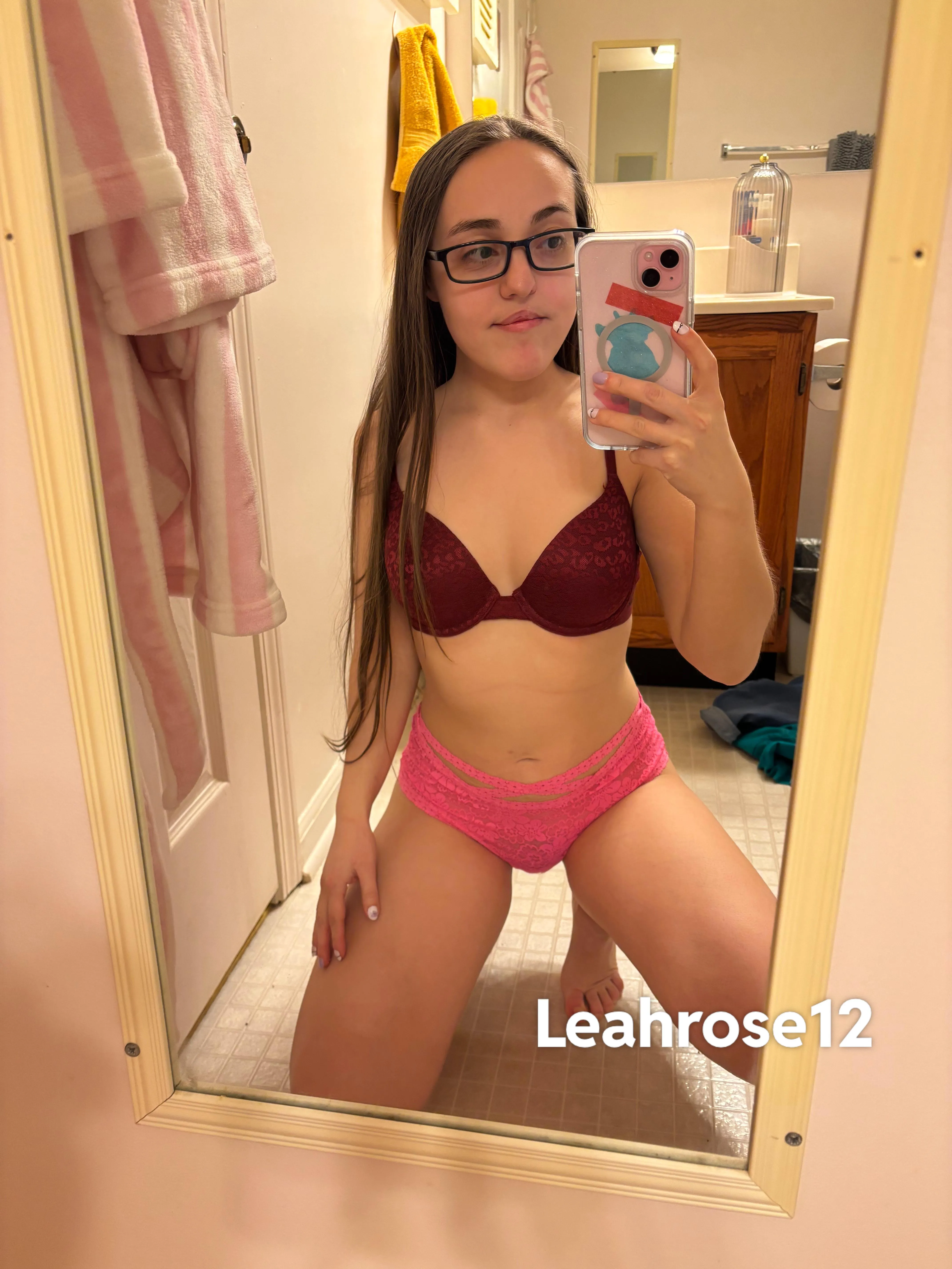 4’8 petite do you think you can carry me? 💕 posted by leahrose_12