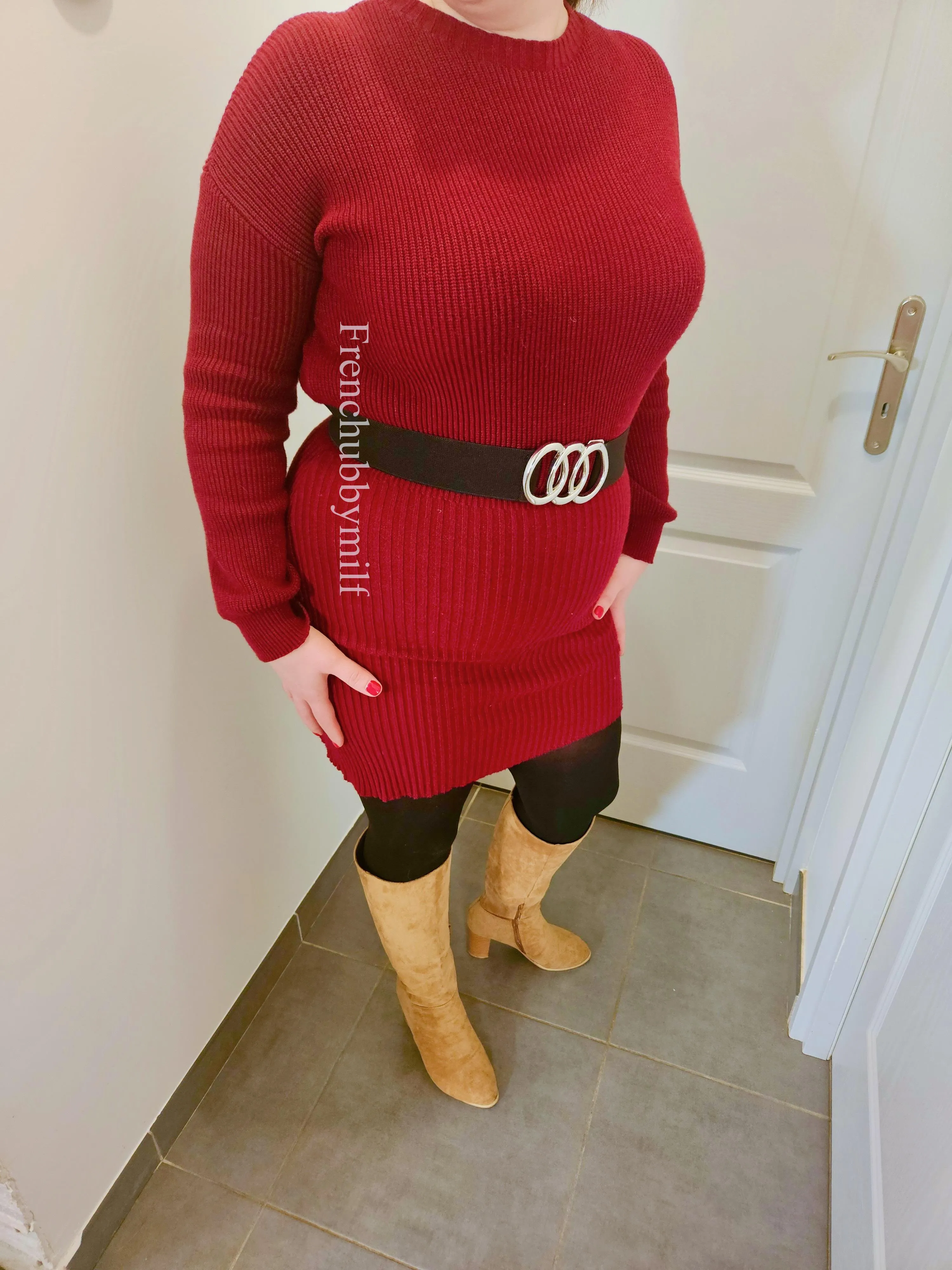 Est-ce que tu me draguerais si tu me voyais au travail. posted by frenchubbymilf