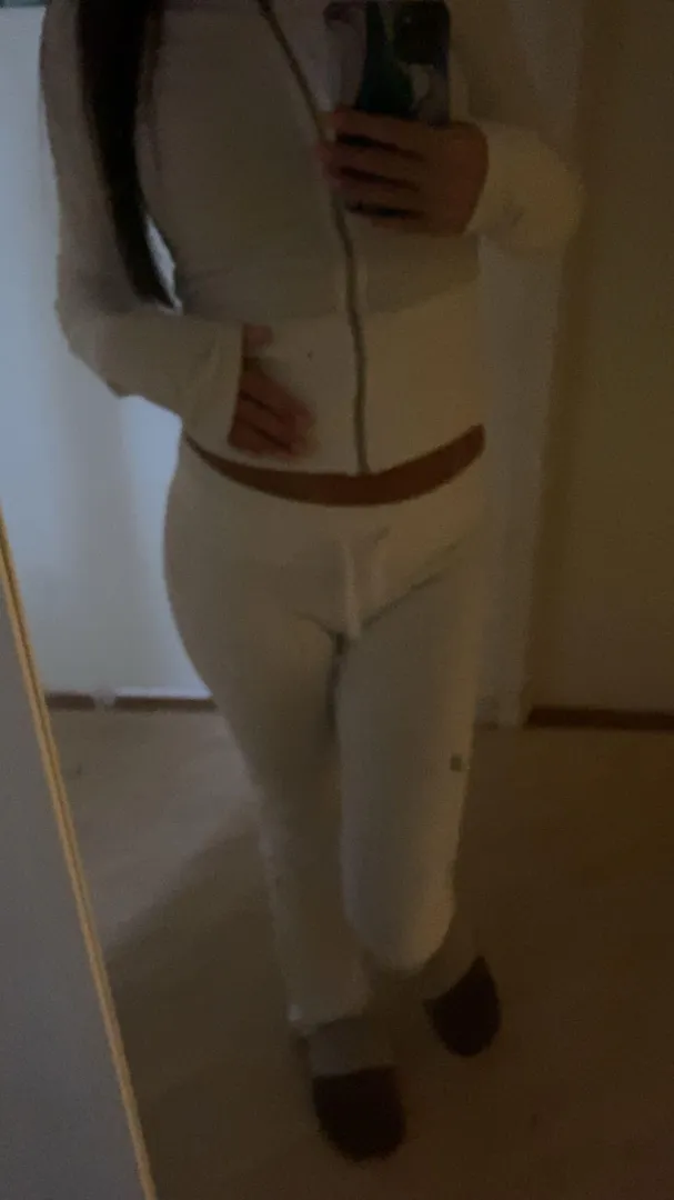 100 first ❤️ gets to see me naked in messages for 24 hours posted by lillatjejen06