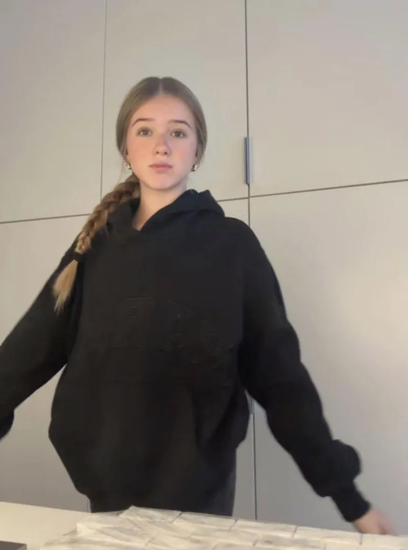 18 and craving attention so bad… pls give it to ur tiny girl? posted by IAMAThom