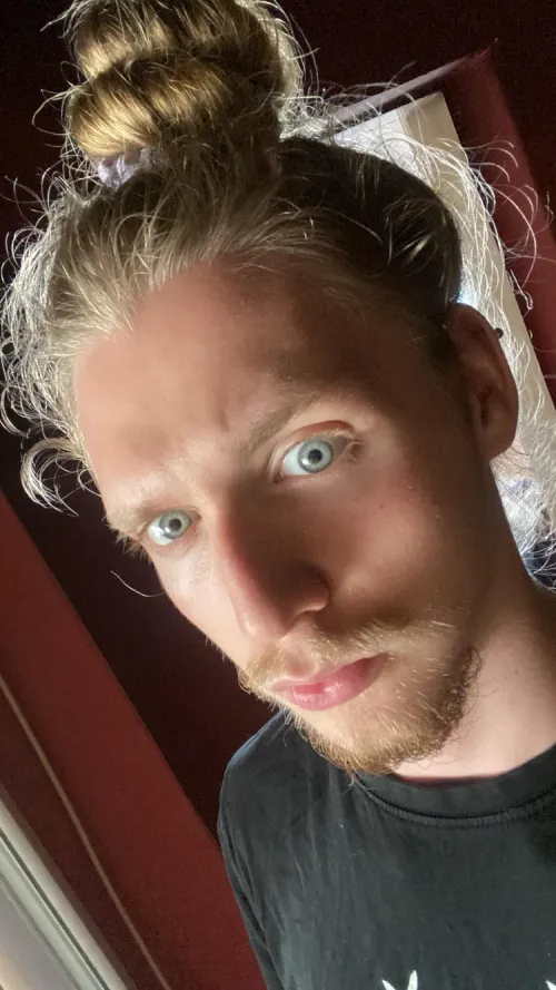 18 looking for an older bro/dad by Acceptable-Buyer1327