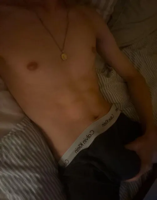 18 uk looking for fit guys my age. adam2024x by streambratttt