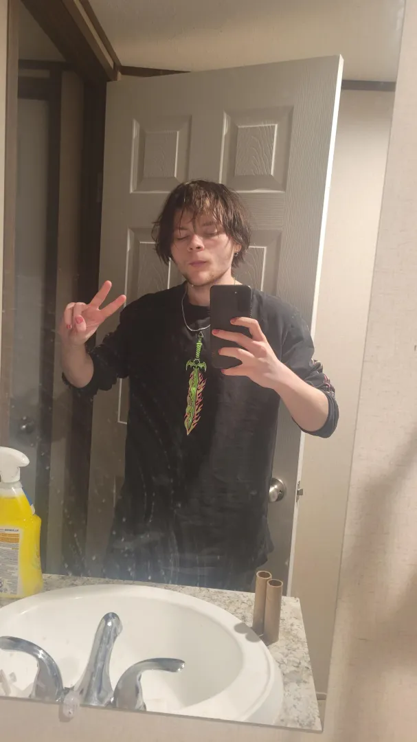 18 year old m anyone down to take my virginity m4f posted by sooshie_idk