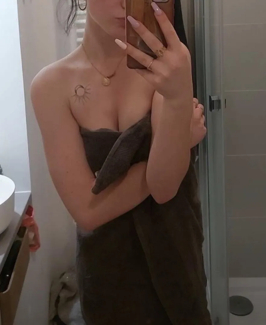 18f j’ai trop chaud, tu viens me déshabiller ? posted by sh00ww