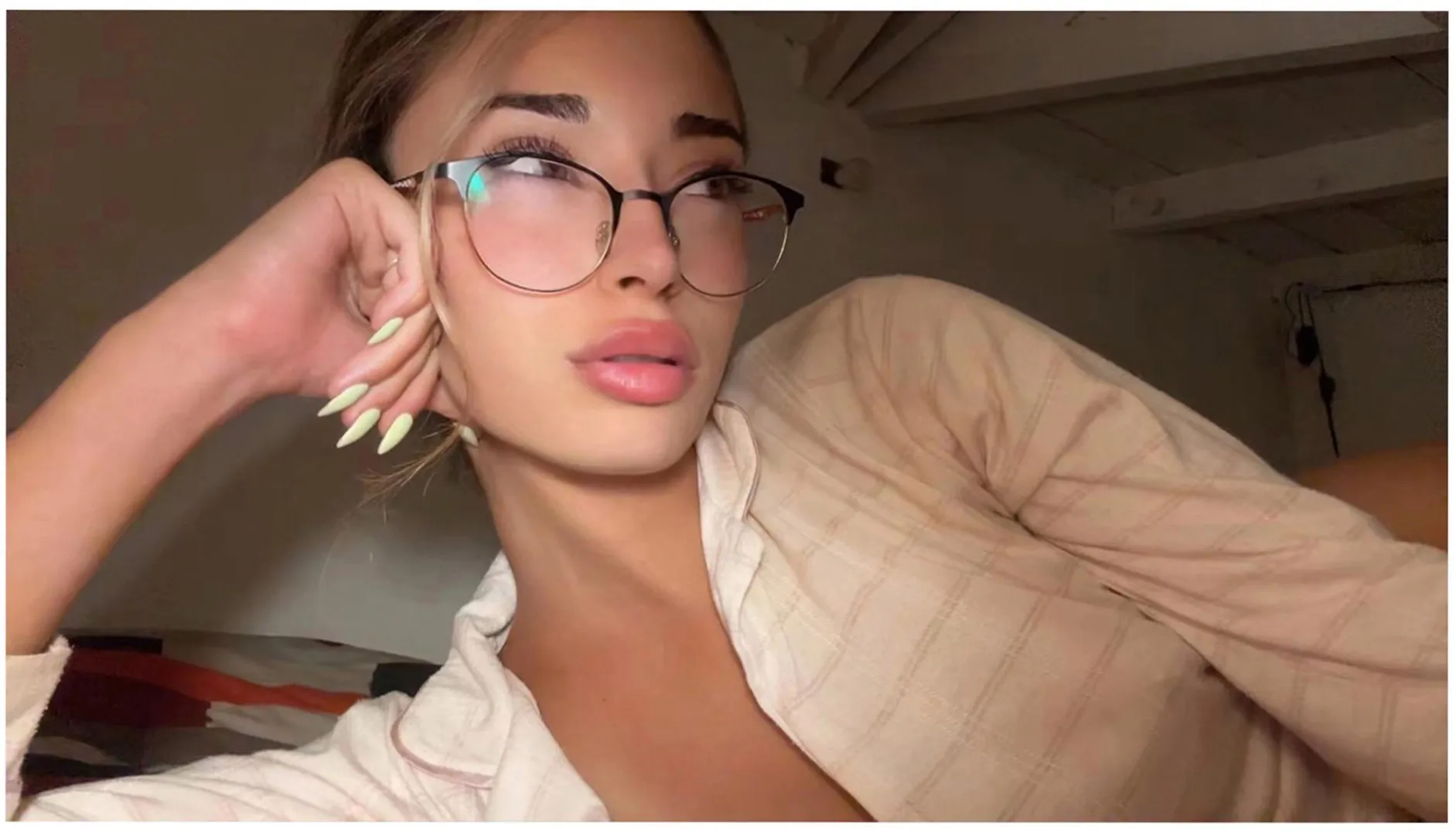 18F still learnings how to take up space gently posted by ShyTeaseOnly