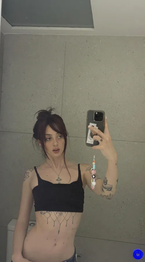 19 F Looking for fun/fwb vibes if you’re close enough to link - talk on lnstgm: lunarumes by emo_robot