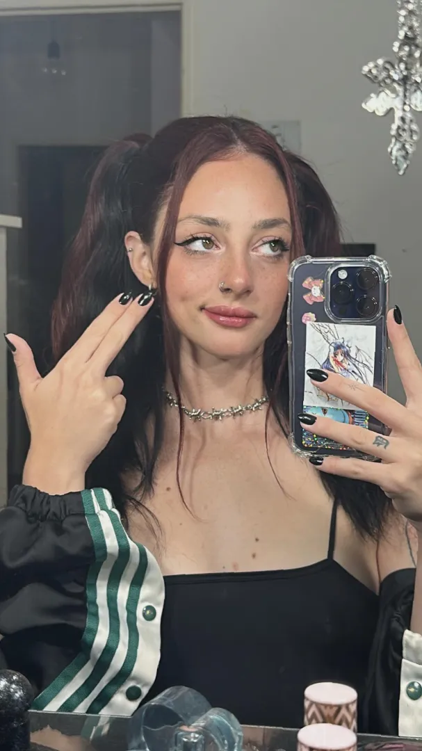 19 F - Mood activated, need someone who can host lol - chat on lnsta: lunarumes posted by AndresDM