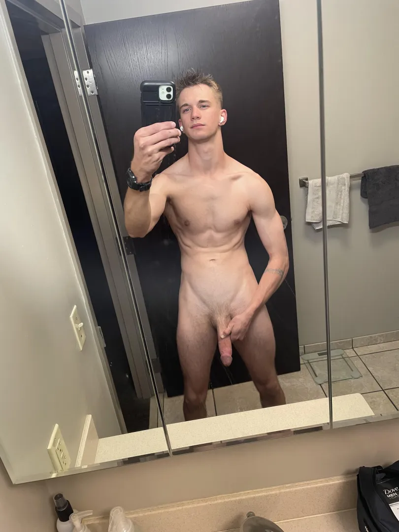 [19] I'm always so horny after the gym posted by Babeimhome1