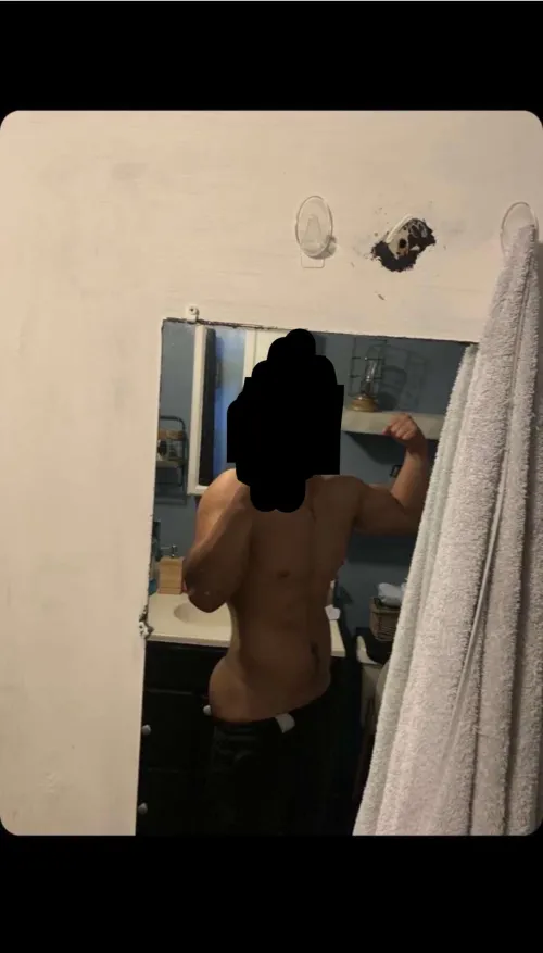 19 [M4F] located in nwga, college athlete looking to hookup with female or couple by Majestic_Truck02