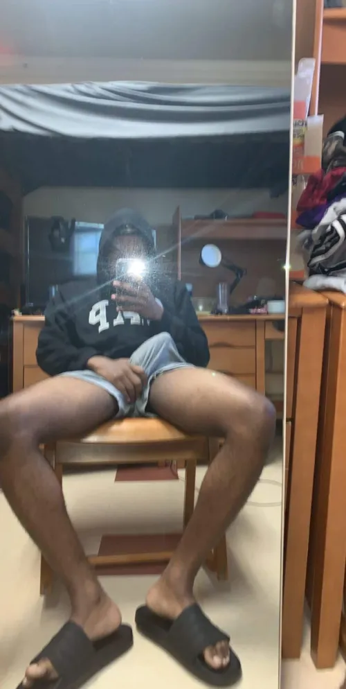 19 yo does anyone on this sub with pale feet or flip flops/sandals down to just show thier toes on vid call and watch me burst a load. (I cum a lot btw). Pale+++ white+ long toes+ flip flops  + snap:gripglaze by gripperglazer