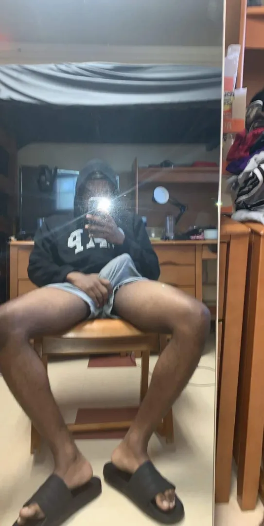 19 yo does anyone on this sub with pale feet or flip flops/sandals down to just show thier toes on vid call and watch me burst a load. (I cum a lot btw). Pale+++ white+ long toes+ flip flops  + snap:gripglaze posted by gripperglazer