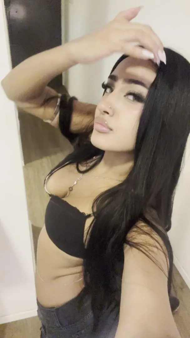 19f looking for a man to join me for the night posted by pinkcandyglimmer