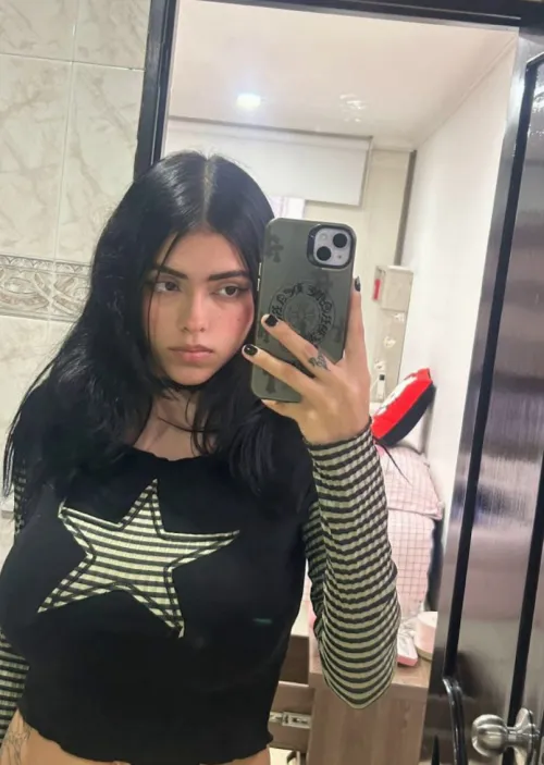 19f, looking for an older man 25+ by QuirkyPeeps