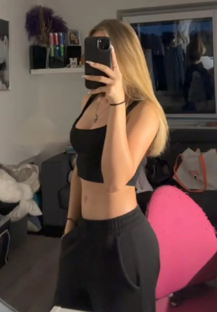 19f searching for other females. posted by lea_19l