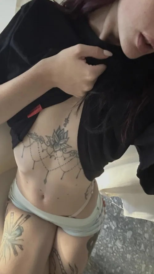 19F2A — Need a host today, keeping it simple. lg: lunaromes by Finreg6