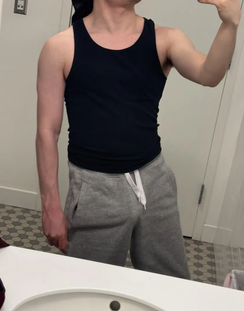 19m bulge in sweats posted by mildgirth10